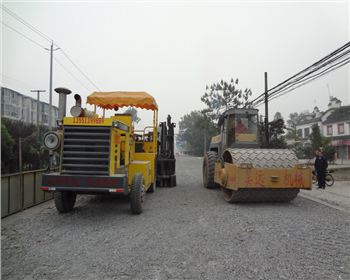 多錘頭水泥路面破碎機的工作原理