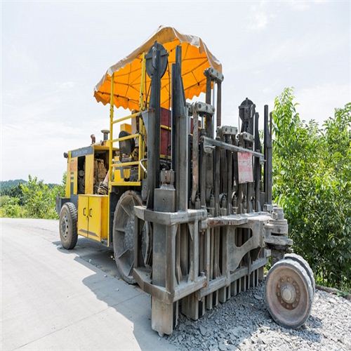 多錘頭水泥路面破碎機的工作原理是什么？